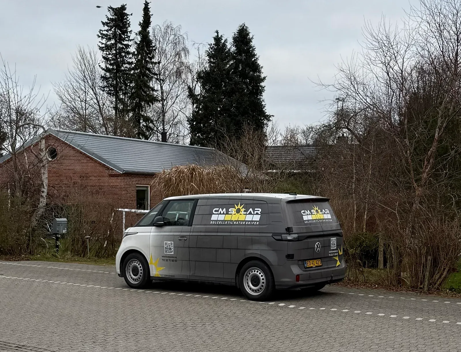 Huset i Birkerød med SUNSLATE-tag og CM Solars bil foran