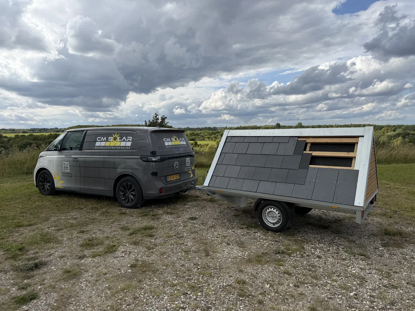 CM Solars bil med den rullende tagdemo med SUNSLATE på en trailer
